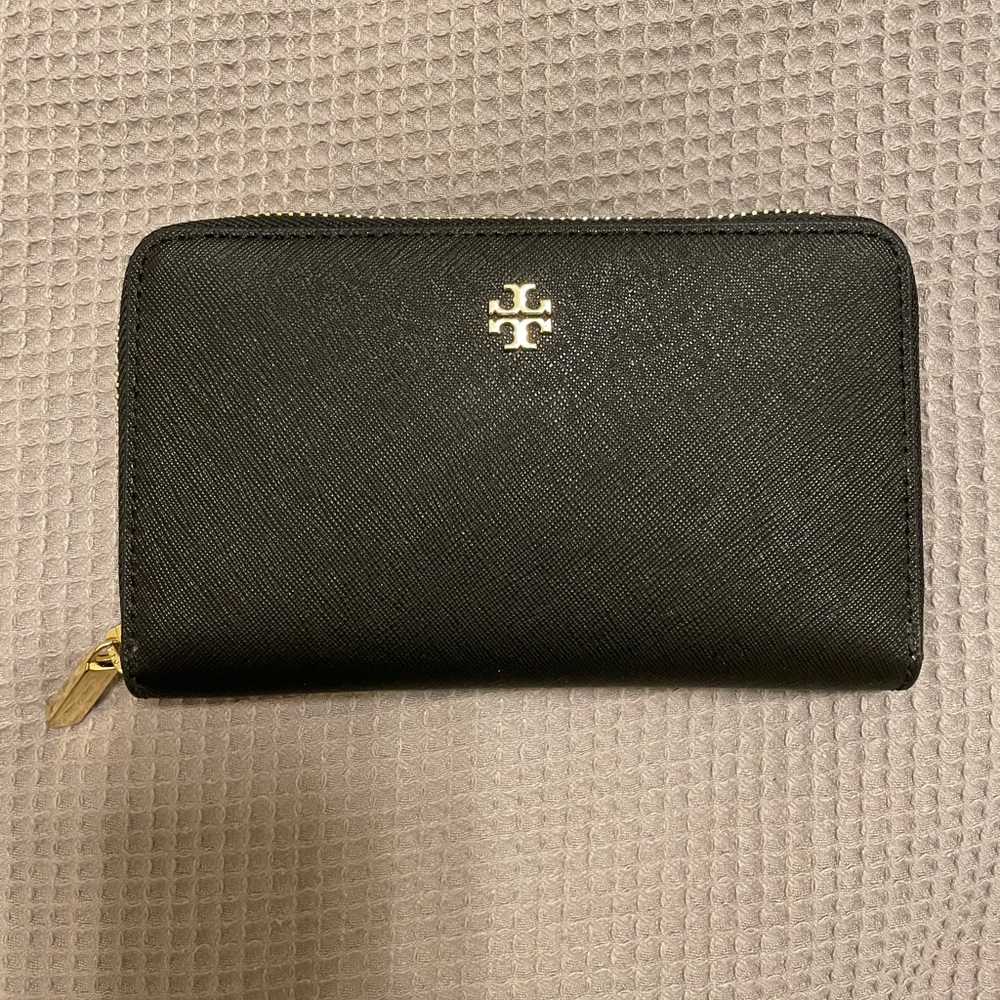 TORY BURCH EMERSON MINI CONTINENTAL WALLET, BLACK